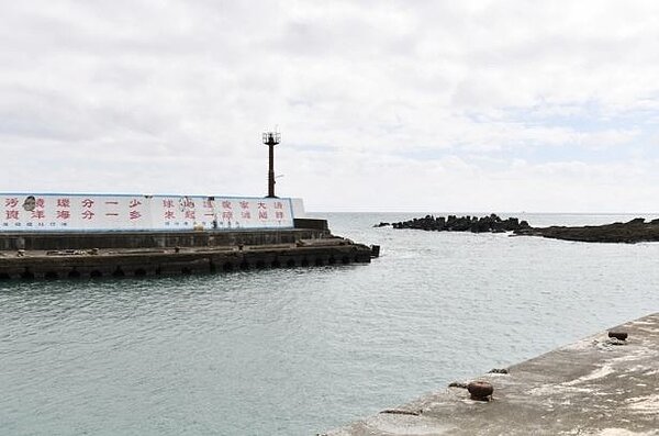 屏東縣滿州鄉興海漁港,位於東海岸,有屏東西部海岸及台東地區的漁船停靠補給或躲避風浪,但堤防及停泊區不足以保護泊船安全。圖/聯合報