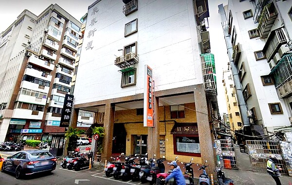 位於台北市忠孝東路四段巷內的40年老牛排館「紅屋牛排忠孝店」確定將在12月31日結束營業!圖/截自Google Maps