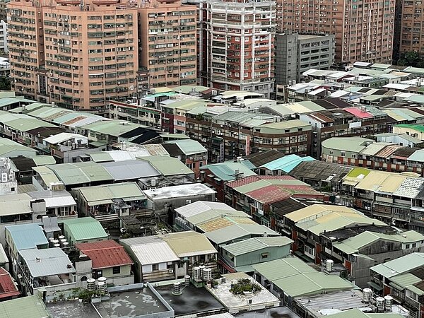新北市蘆洲區容積率僅有200%，建商都更意願低，市容老舊，難以翻轉。記者張睿廷／攝影 