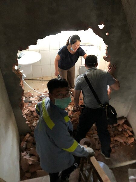 高雄市工務局排除忠山大廈逃生障礙,拆掉封住逃生梯的門牆,遭住戶埋怨。工務局指,逃生梯已封住「生」路,太誇張。記者王昭月/翻攝