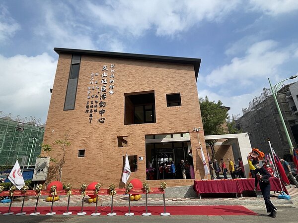 新埔鎮文山里三項建設日前共同落成啟用,分別為文山國小校舍拆除重建、文山步道(犁頭山步道)及文山社區活動中心。圖/新竹縣政府提供