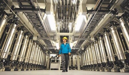 核四重啟商轉公投尚未舉行,但原能會主委謝曉星昨日在立法院答詢時表示,他尊重公投結果,但原能會同意重啟核四的機率是零。圖為核四廠的「緊急停機系統-微調控制棒驅動系統」,當緊急狀況發生時,可將控制棒插入反應爐中,讓反應爐中的中子停止分裂。(本報資料照片)