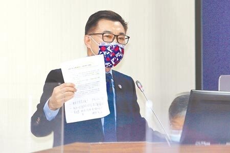 立法院外交及國防委員會8日邀請外交部、經濟部、行政院經貿談判辦公室、農委會等單位,提出對加入CPTPP的產業衝擊評估報告。國民黨立委江啟臣質疑政府將反萊豬與反美豬畫上等號,還說不進口萊豬就等於進不了CPTPP,根本就是在欺騙人民。(黃世麒攝)