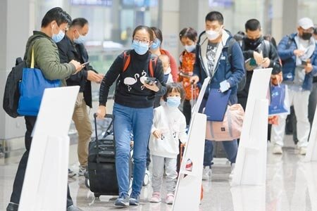 陳時中昨天指出,聯亞因為沒有通過EUA,因此將來恐怕也無法被認可,參與聯亞試驗的受試者,將來若想出國,勢必也必須重新接種被國際認可的疫苗。圖為桃園機場入境旅客。(非新聞當事人)(陳麒全攝)