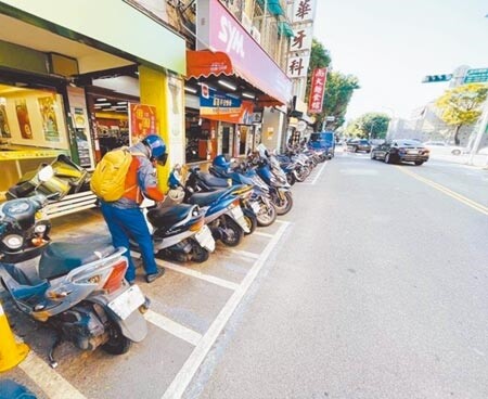 北市於16商圈推動機車格收費，導致巷弄違停案件暴增，圖為示意圖。（本報資料照片）