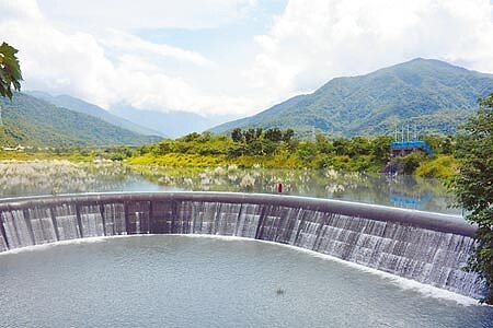 屏東地下水源豐沛,導致自來水普及率始終低迷,但今年已正式突破6成。圖為大潮州人工湖。(林和生攝)