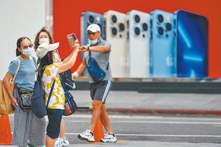 電信雙11檔期不見「殺」聲,電信三雄態度轉趨保守,雖重新釋出499方案,但上網吃到飽均限速21Mbps,變相縮水;亞太電信今年收斂許多,沒推「百元有找」的低資費,4G入手門檻提高至111元、5G則為599元起跳。此為示意圖。(鄧博仁攝)