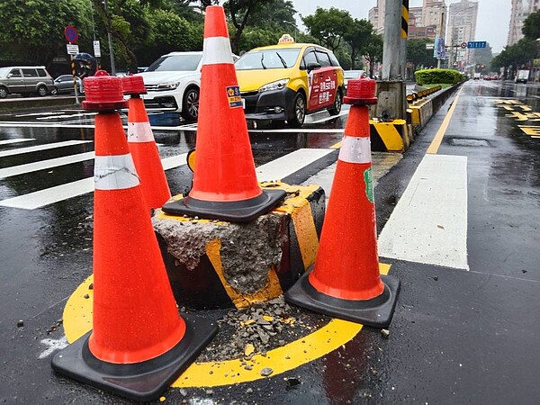 新北市汐止區新台五路、秀峰路口，接連發生汽車撞上行人庇護島事故，市議員白珮茹提醒駕人注意，並請市府改善。記者邱瑞杰／攝影 