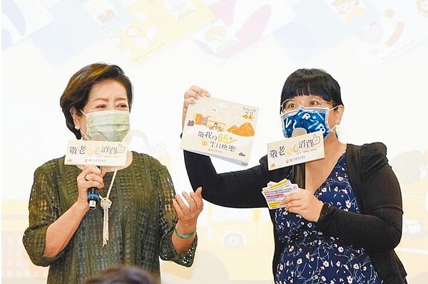 台北市長柯文哲8日攜手金馬雙料影后及敬老卡大使陳淑芳(左),宣布持台北市敬老愛心卡民眾,11月15日起可至四大超商及美廉社嗶卡領1500元儲值金。圖/台北市政府提供