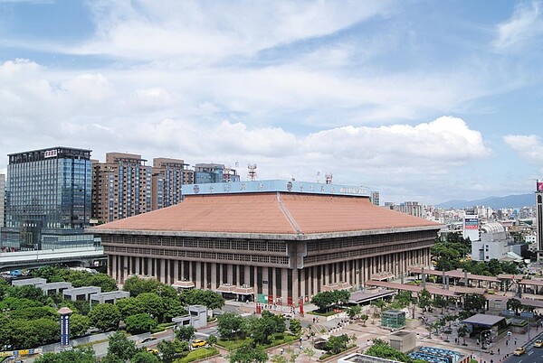 交通部前部長賀陳旦接受本報專訪,提出「重整台鐵路網」概念,告別過去「以台北車站為核心」的思維。圖為台北車站。圖/台鐵局提供