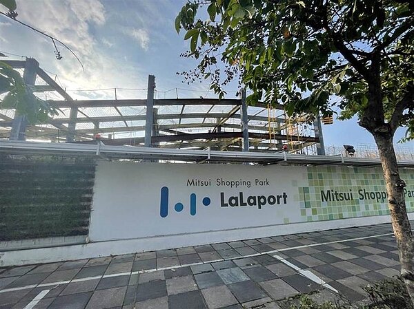 預計明年營運的「lalaport購物商場」進駐台中東區後,帶動周邊房地漲聲響起。圖/記者曾麗芳攝