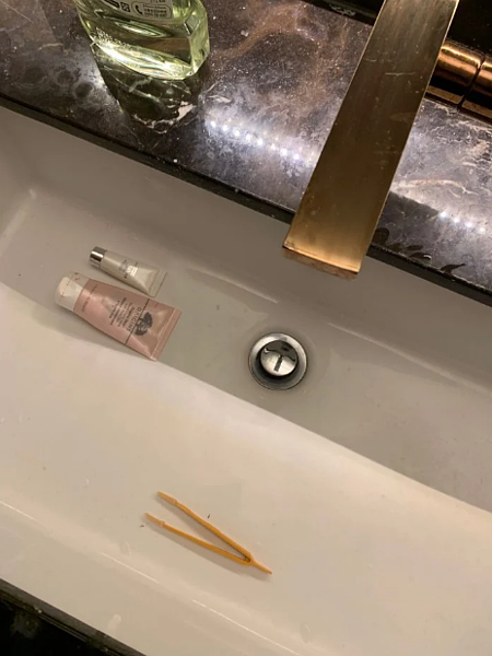 隱形眼鏡夾與罐裝面膜被整齊地放在洗臉盆裡。圖/取自Dcard