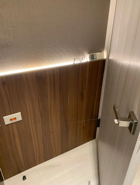 屋主發現冷氣遙控器竟出現在房門後面底部。圖/取自Dcard