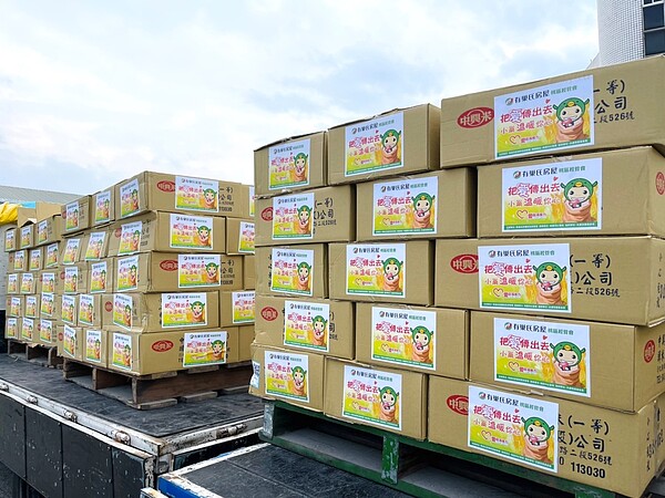 有巢氏房屋這次一共募集了高達25公噸的白米,並將愛心全數捐給桃園市政府社會局。圖/永慶房產集團提供