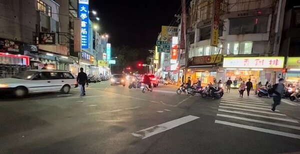 新竹市清大夜市附近住宅商家林立,其中建功路、建功一路口人潮多、車流量大,又沒有任何交通、導引號誌,導致人車爭道,汽機車逆向比比皆是。圖/聯合報