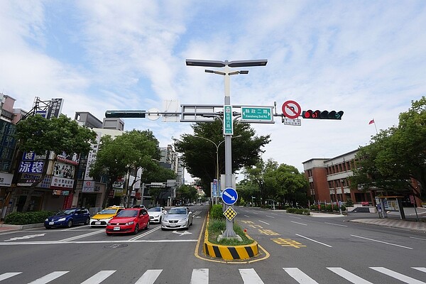 縣道120線從起點端光明六路串連光明六路東一段、東二段路段，一併將分隔島緣石進行改善及美化。圖／新竹縣政府提供