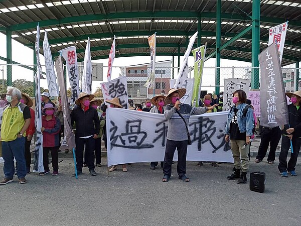 彰化縣田中三民農地重劃區的農民組成自救會反重劃。記者簡慧珍／攝影 