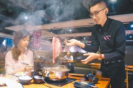 警戒降級帶動內需消費噴發，連鎖餐飲報復性展店同時，也掀起搶人加薪潮，旗下有肉多多火鍋等9大品牌的樂多多集團開缺1200人，宣布明年起正職薪資3萬元起跳；築間集團不甘示弱，喊出徵才千人，不只基層3萬元、儲備幹部甚至有4萬3千元，雙雄隔空交鋒。（本報資料照片）