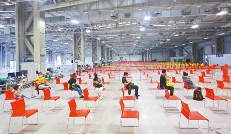 苦等打莫德納第一劑的民眾,終於可在第14輪預約接種。圖為北市花博接種站預約施打第13輪AZ疫苗的民眾寥寥無幾。(張鎧乙攝)