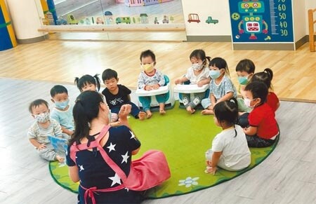 幼兒園師生比40年不變，讓幼教人員一直處在高壓的工作環境中，不利幼兒的學習與照顧。（本報資料照片）