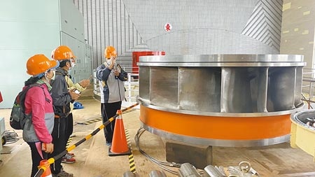 德基發電廠1號機直徑2公尺水輪完成磨耗板焊補。（王文吉攝）