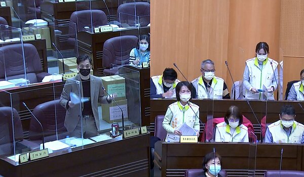 桃園市青年局社企中心明年預算,在議會聯席審查會被刪光。記者朱冠諭/翻攝