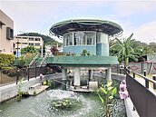 中油打破傳統公廁形象　懸空蓋在池畔上超吸睛
