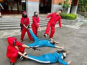 魷魚殺手進校園　校長致歉