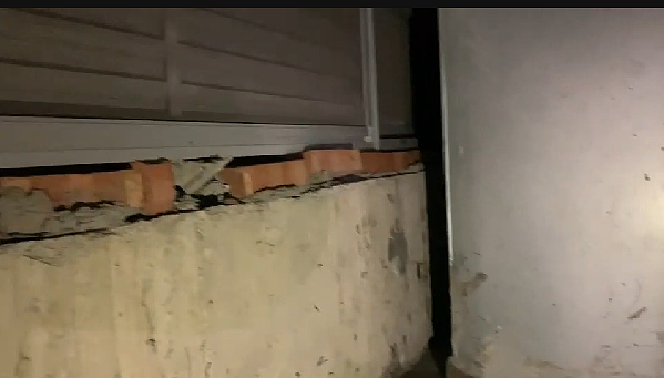 台北市議員陳怡君踢爆,北投區剛驗收、開放入住的新奇岩社宅,光是缺失問題就一籮筐,施工品質粗糙、滲水問題多,質疑根本是「拼裝社宅」。圖/議員陳怡君提供