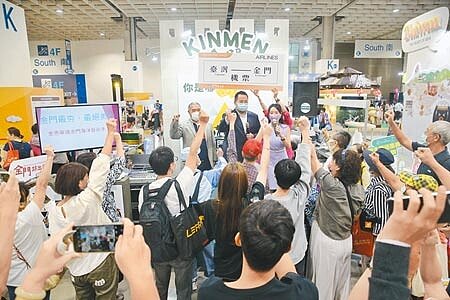 
國境持續封鎖，在台過年已成定局，旅遊業者積極搶攻跨年商機。圖為日前登場的台北國際旅展，金門旅遊的攤位吸引許多民眾前往。（本報資料照片）
