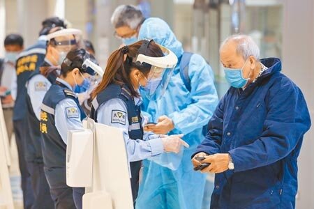 春節返台過年人數高達4萬人,自12月14日起至明年2月14日從非重點高風險國家入境將實施「10+4」天檢疫,而打完2劑疫苗者,防疫指揮中心研議改採「7+7」方案。圖為桃園機場10日入境旅客。(陳麒全攝)