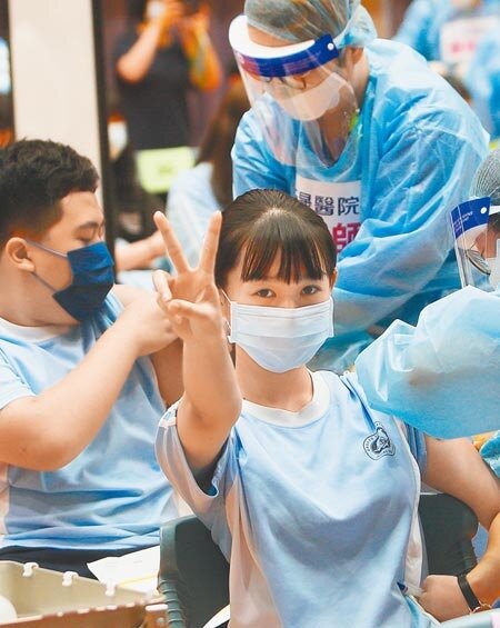 國高中生打底要不要施打第二劑BNT疫苗?衛福部兩周後討論決定。(本報資料照片)