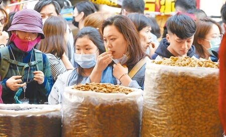 
即日起賣場美食街可以試吃、百貨公司保養品專櫃化妝品可以試用。不過夜市、傳統市場不在開放之列，民眾想在年貨大街邊走邊試吃還要再等等。（本報資料照片）

