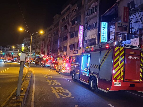 台南市南區國民路民宅火災,消防局出動多輛消防車出水滅火。記者黃宣翰/攝影