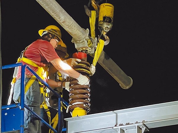 西螺大停電,嘉南供電區營運處從台南新營調派1輛吊車、20多名工作人員立刻趕赴斗六市久安里的雲林變電所搶修。(嘉南供電區營運處提供/周麗蘭雲林傳真)