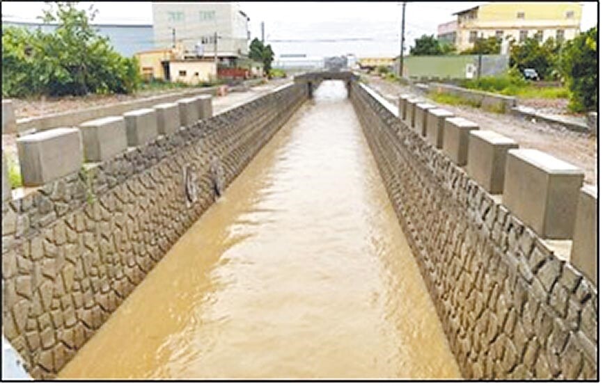 花壇排水上游一、二期改道工程約3公里,包含土地徵收和工程經費共投入7.38億元,第一期前年已完工,第二期年底也將落成。圖/彰化縣政府提供
