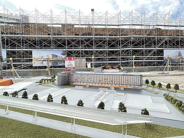 桃園長庚轉運站預計明年底完工,目前進行轉運站主體工程結構體鋼筋綁紮及模板組立作業。記者朱冠諭/攝影