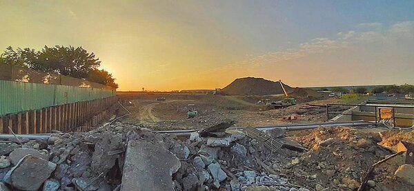 台積電9日宣布將到高雄設立生產7奈米及28奈米製程的晶圓廠，預計設廠地點位在中油高雄煉油廠舊址，目前高煉廠第3區26公頃土地整治工程已經正式開工。圖／高市府工務局提供