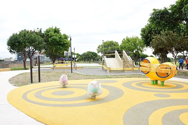 彰化縣政府向內政部申請「城鎮之心工程計畫」補助,將已年久失修的竹塘公園改頭換面,整修成竹塘鄉內第一座全齡式公園。圖/彰化縣政府提供