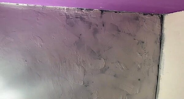 新奇岩社宅油漆塗抹不均,缺失待改善。圖/北市議員陳怡君提供