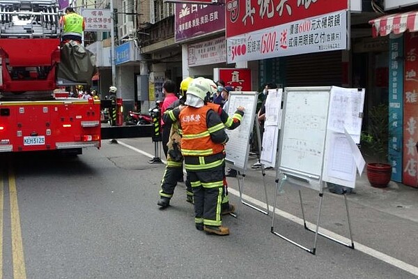 消防局表示，藉實兵演練讓消防人員更熟悉大樓內部結構及特性、各樓層救災動線及消防、救護車輛部署等，並要求營業場業者配合進行自衛消防編組演練，以提升業者初期滅火、人員疏散等自救能力，以期災害發生時將人命傷亡降至最低。圖／雲林縣消防局提供