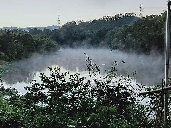 新竹縣峨眉鄉峨眉湖出現湖面霧氣騰騰的「蒸發霧」景象,宛如大型溫泉池,當地居民直呼是「吐龍息」。圖/野放居提供