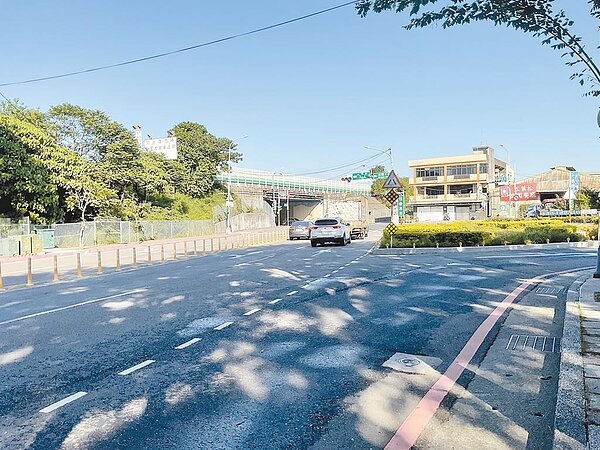 新北市樹林交流道匝道口位在佳園路三段、學府路口間，每逢上下班尖峰時段都會有大量車流匯集，市議員江怡臻建議，將國道3號北上樹林至土城段的路肩開放行駛時間提早，並開放大客車通行。（李培鈺提供／蔡雯如新北傳真）