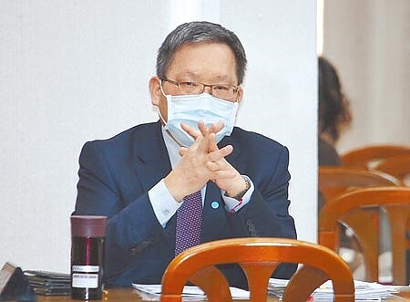 財政部長蘇建榮11日在立法院表示,中央政府稅收超徵,尤其是營所稅、貨物稅實徵數都比原編預算數還多,預計普通統籌分配稅款會多約新台幣340億元。(姚志平攝)