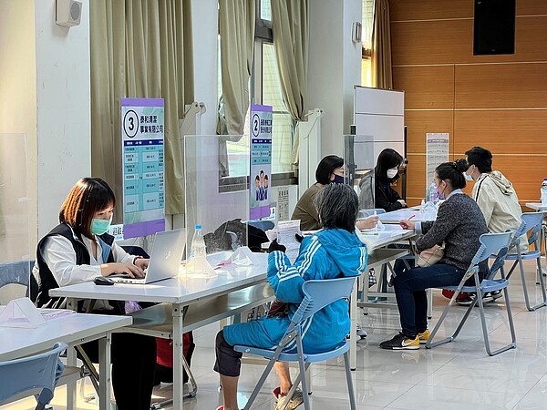 活動會場吸引民眾前來投遞履歷。圖/新北地政局提供