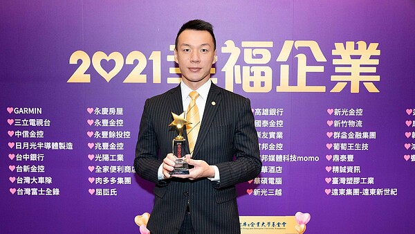 永慶房屋榮獲1111人力銀行「2021幸福企業」金獎!疫情期間挺身公益、援助社區和醫護人員再獲得「特別獎」榮譽。圖/永慶房產集團提供