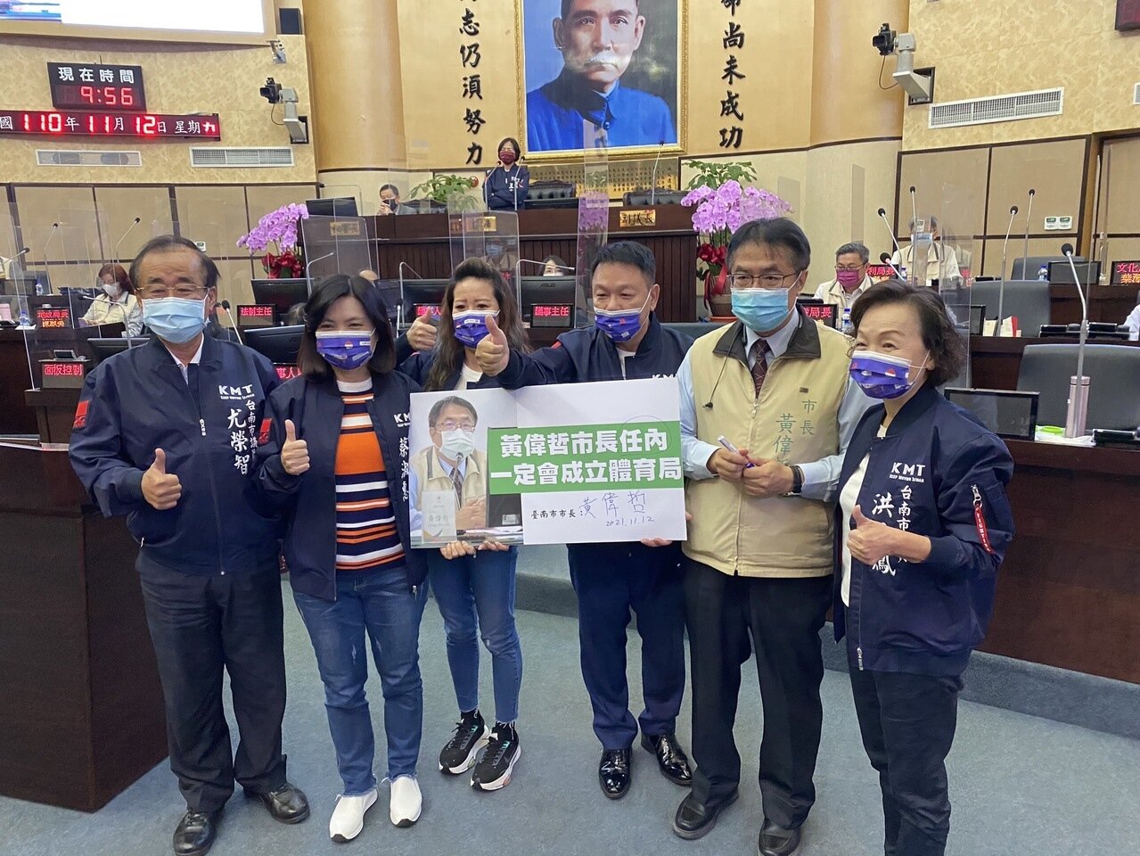 國民黨台南市議員李中岑(左三)等人今在議場上要求市長黃偉哲(右二)於任內一定要成立體育局,黃當場簽下承諾書。記者鄭維真/攝影