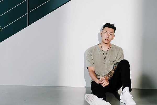 E.SO瘦子擺脫租屋晉升有殼族,透露自己在木柵購置透天新房。圖/截自臉書《MJ116/E.so》