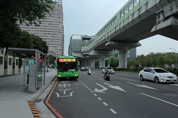 公車業者說，「虛擬站牌」技術上可以操作，但在台灣車流量大的路段根本不可行，司機除了要注意路邊隨時都可能有招手乘客，若連停靠區都沒有繪設，上下乘客若無法緊臨路側，還有安全性問題。圖／台中市交通局提供