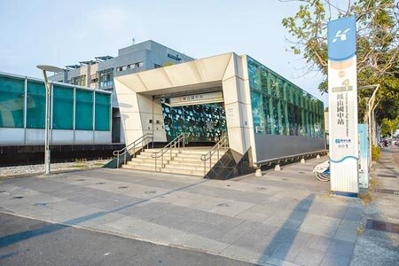 高雄捷運橘線O14鳳山國中站，是該區生活圈主要交通核心。圖∕顏瑞田